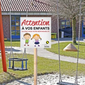 panneau attention à vos enfants ils sont sous votre responsabilité