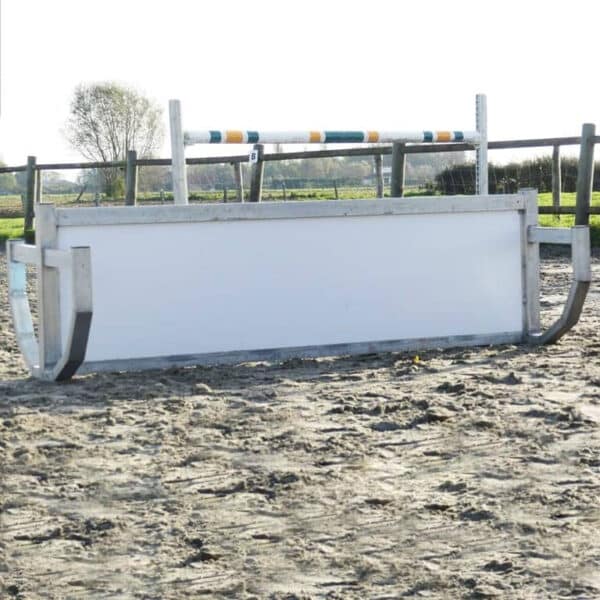 Obstacle soubassement culbutant pour chevaux