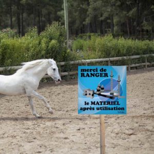 panneau ranger le matériel d'équitation après utilisation