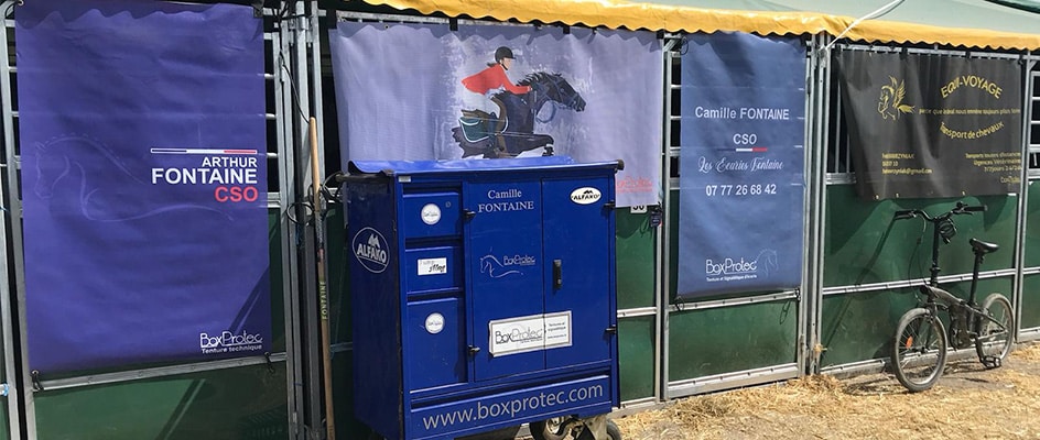 Bannière sur les tentures de box et portes de box concours