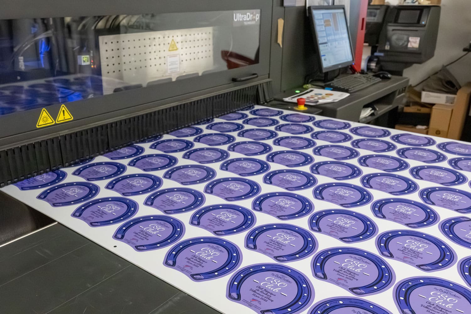 Impression numérique de plaques personnalisées en atelier
