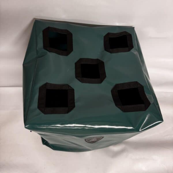 Chevaux au paddock utilisant un sac à foin Herbi’Box en toile PVC renforcée. Sac à foin conçu et cousu en France.